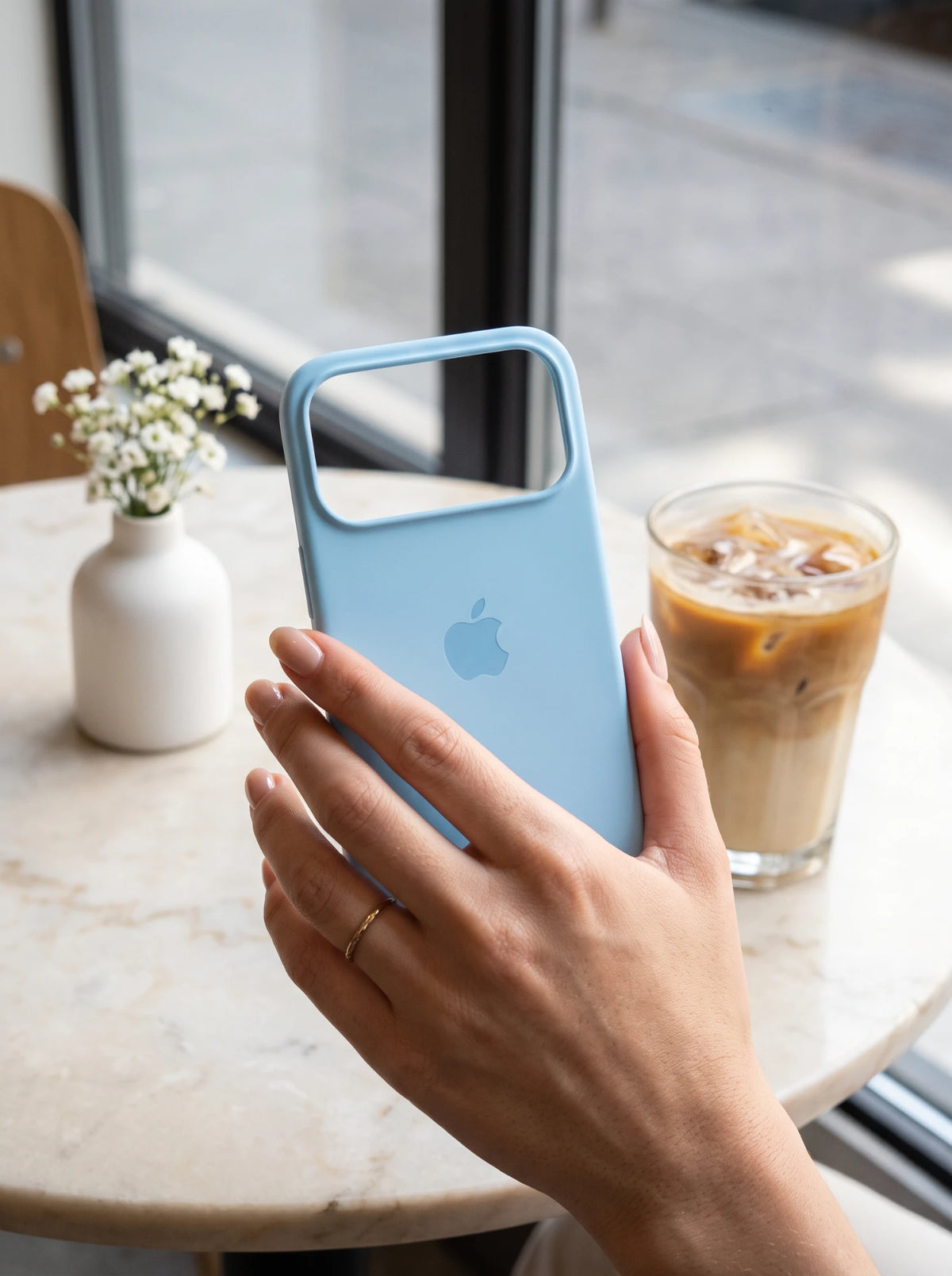 Bebe mavisi lansman silikon iPhone kılıf, kafede buzlu latte ve çiçeklerle